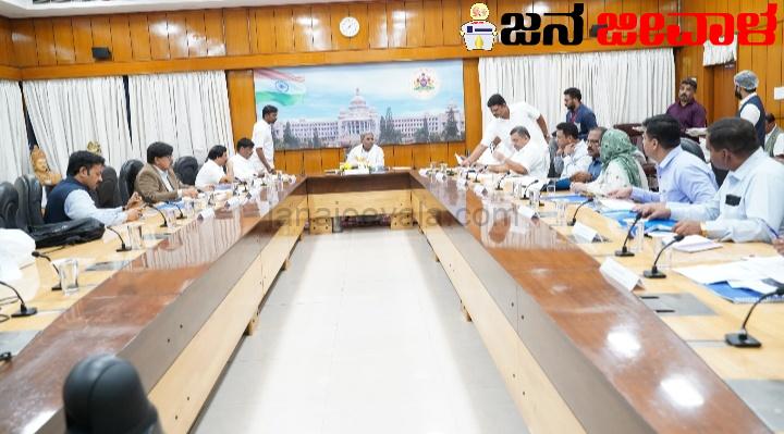 ರೇಷ್ಮೆ ಭವನ ನಿರ್ಮಾಣಕ್ಕೆ ಕರ್ನಾಟಕ ಗಣಿಗಾರಿಕೆ ಅಭಿವೃದ್ಧಿ ನಿಗಮದ ಹೂಡಿಕೆ: ಸಚಿವ ಸಂಪುಟ ಸಭೆಯಲ್ಲಿ ಪ್ರಸ್ತಾವನೆ ಮಂಡಿಸಲು ಮುಖ್ಯಮಂತ್ರಿ ಸೂಚನೆ ರೇಷ್ಮೆ ಭವನ ನಿರ್ಮಾಣಕ್ಕೆ ಕರ್ನಾಟಕ ಗಣಿಗಾರಿಕೆ ಅಭಿವೃದ್ಧಿ ನಿಗಮದ ಹೂಡಿಕೆ: ಸಚಿವ ಸಂಪುಟ ಸಭೆಯಲ್ಲಿ ಪ್ರಸ್ತಾವನೆ ಮಂಡಿಸಲು ಮುಖ್ಯಮಂತ್ರಿ ಸೂಚನೆ