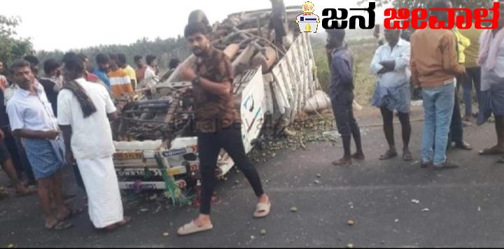ಹಬ್ಬದ ದಿನವೇ ಭೀಕರ ಅಪಘಾತಕ್ಕೆ 7 ಜನರ ದುರ್ಮರಣ ಸಾವು ಹಬ್ಬದ ದಿನವೇ ಭೀಕರ ಅಪಘಾತಕ್ಕೆ 7 ಜನರ ದುರ್ಮರಣ ಸಾವು