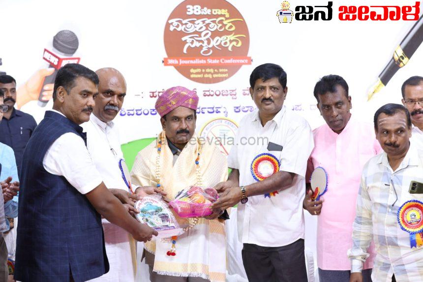 ಅಚ್ಚುಮೊಳೆಯಿಂದ ಆರ್ಟಿಫಿಷಿಯಲ್ ಇಂಟೆಲಿಜೆನ್ಸ್ ವರೆಗೂ ಪತ್ರಿಕಾ ವೃತ್ತಿಯ ಸ್ವರೂಪ ಬಹಳ ಬದಲಾವಣೆ ಕಂಡಿದೆ: ಕೆ.ವಿ.ಪ್ರಭಾಕರ ಅಚ್ಚುಮೊಳೆಯಿಂದ ಆರ್ಟಿಫಿಷಿಯಲ್ ಇಂಟೆಲಿಜೆನ್ಸ್ ವರೆಗೂ ಪತ್ರಿಕಾ ವೃತ್ತಿಯ ಸ್ವರೂಪ ಬಹಳ ಬದಲಾವಣೆ ಕಂಡಿದೆ: ಕೆ.ವಿ.ಪ್ರಭಾಕರ