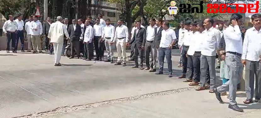 ಅಂಕಲಗಿ ಪಿಎಸ್ಐ ನಡೆ ಖಂಡಿಸಿ ಗೋಕಾಕ ನ್ಯಾಯವಾದಿಗಳಿಂದ ರಸ್ತೆ ತಡೆದು ಪ್ರತಿಭಟನೆ ಅಂಕಲಗಿ ಪಿಎಸ್ಐ ನಡೆ ಖಂಡಿಸಿ ಗೋಕಾಕ ನ್ಯಾಯವಾದಿಗಳಿಂದ ರಸ್ತೆ ತಡೆದು ಪ್ರತಿಭಟನೆ