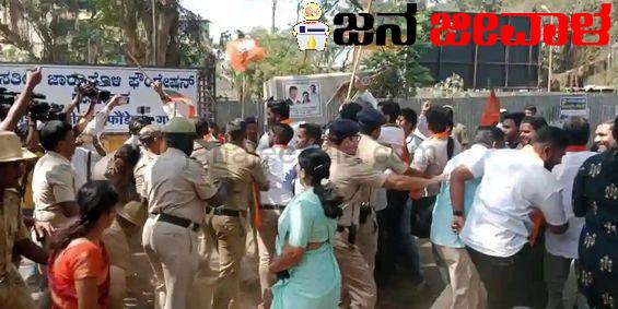 ಬೆಳಗಾವಿಯಲ್ಲಿ ಕಾಂಗ್ರೆಸ್ ಕಚೇರಿಗೆ ಮುತ್ತಿಗೆ ಹಾಕಿದ್ದ ಬಿಜೆಪಿ ಕಾರ್ಯಕರ್ತರು ಪೊಲೀಸರ ವಶಕ್ಕೆ ಬೆಳಗಾವಿಯಲ್ಲಿ ಕಾಂಗ್ರೆಸ್ ಕಚೇರಿಗೆ ಮುತ್ತಿಗೆ ಹಾಕಿದ್ದ ಬಿಜೆಪಿ ಕಾರ್ಯಕರ್ತರು ಪೊಲೀಸರ ವಶಕ್ಕೆ