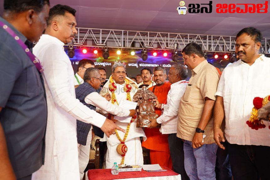 ಯಾವುದೇ ಕಾರಣಕ್ಕೂ ಗ್ಯಾರಂಟಿಗಳು ಸ್ಥಗಿತವಾಗುವುದಿಲ್ಲ: ಜಾತಿ ವ್ಯವಸ್ಥೆ ಬೇರೂರಲು ವೈಚಾರಿಕ ಶಿಕ್ಷಣದ ಕೊರತೆ ಕಾರಣ- ಸಿದ್ದರಾಮಯ್ಯ ಯಾವುದೇ ಕಾರಣಕ್ಕೂ ಗ್ಯಾರಂಟಿಗಳು ಸ್ಥಗಿತವಾಗುವುದಿಲ್ಲ: ಜಾತಿ ವ್ಯವಸ್ಥೆ ಬೇರೂರಲು ವೈಚಾರಿಕ ಶಿಕ್ಷಣದ ಕೊರತೆ ಕಾರಣ- ಸಿದ್ದರಾಮಯ್ಯ