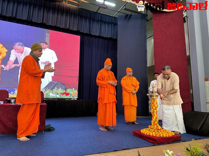ರಾಮಕೃಷ್ಣ ಮಿಷನ್ ವಿಶ್ವಭಾವೈಕ್ಯ ಮಂದಿರ ವಾರ್ಷಿಕೋತ್ಸವ : ಶಿಕ್ಷಕರು ಪ್ರೀತಿಯಿಂದ ಬೋಧಿಸಬೇಕು- ವೀರೇಶಾನಂದಜೀ ಮಹಾರಾಜ ರಾಮಕೃಷ್ಣ ಮಿಷನ್ ವಿಶ್ವಭಾವೈಕ್ಯ ಮಂದಿರ ವಾರ್ಷಿಕೋತ್ಸವ : ಶಿಕ್ಷಕರು ಪ್ರೀತಿಯಿಂದ ಬೋಧಿಸಬೇಕು- ವೀರೇಶಾನಂದಜೀ ಮಹಾರಾಜ