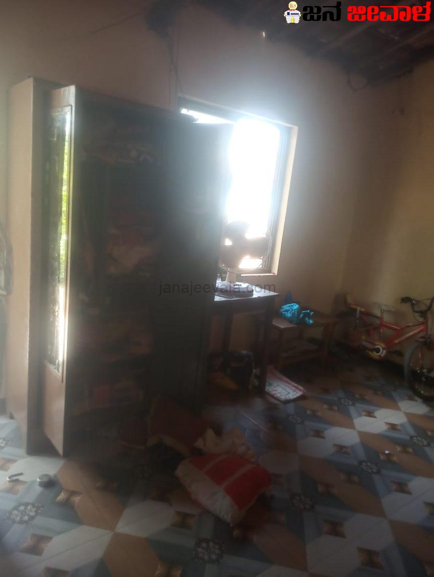 ನಿವೃತ್ತ ಶಿಕ್ಷಕಿಯ ಮನೆಯಲ್ಲಿ ನಗದು-ಚಿನ್ನ ಕದ್ದೊಯ್ದ ಕಳ್ಳರು ನಿವೃತ್ತ ಶಿಕ್ಷಕಿಯ ಮನೆಯಲ್ಲಿ ನಗದು-ಚಿನ್ನ ಕದ್ದೊಯ್ದ ಕಳ್ಳರು