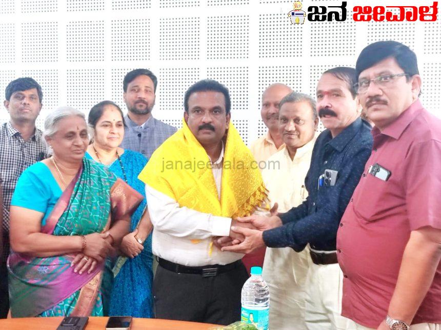 ಬಜೆಟ್ ನಲ್ಲಿ ಗ್ರಾಮೀಣ ಪತ್ರಕರ್ತರಿಗೆ ಉಚಿತ ಬಸ್ ಪಾಸ್: ವಿಪ್ರ ಪತ್ರಕರ್ತರಿಂದ ಸನ್ಮಾನ -ಪತ್ರಕರ್ತರ ಸಮಸ್ಯೆಗಳಿಗೆ ಸ್ಪಂದಿಸಲು ಸದಾ ಸಿದ್ದ : ಪ್ರಭಾಕರ್ ಬಜೆಟ್ ನಲ್ಲಿ ಗ್ರಾಮೀಣ ಪತ್ರಕರ್ತರಿಗೆ ಉಚಿತ ಬಸ್ ಪಾಸ್: ವಿಪ್ರ ಪತ್ರಕರ್ತರಿಂದ ಸನ್ಮಾನ -ಪತ್ರಕರ್ತರ ಸಮಸ್ಯೆಗಳಿಗೆ ಸ್ಪಂದಿಸಲು ಸದಾ ಸಿದ್ದ : ಪ್ರಭಾಕರ್