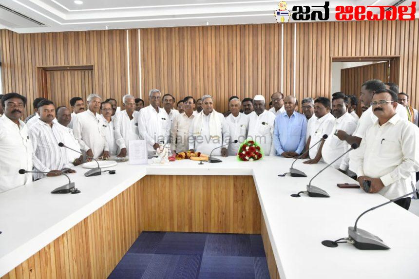 ದೇಶದ ಸ್ವಾತಂತ್ರ್ಯಕ್ಕಾಗಿ ಹೋರಾಟ ಮಾಡಿ ಹುತಾತ್ಮರಾಗಿ, ಜೈಲು ಸೇರಿದವರು ರಾಷ್ಟ್ರೀಯವಾದಿಗಳಲ್ವಾ ? ಸ್ವಾತಂತ್ರ್ಯ ಹೋರಾಟದಲ್ಲಿ ಭಾಗಿಯಾಗದೆ ಸುಮ್ಮನಿದ್ದವರು ರಾಷ್ಟ್ರೀಯವಾದಿಗಳಾ : ಭೋಜೇಗೌಡರೇ ನೀವು ಸೆಕ್ಯುಲರ್ ಆದ್ರೆ ಈ ಕಡೆ ಬನ್ನಿ. ಕೋಮುವಾದಿಯಾಗಿದ್ದರೆ ಅಲ್ಲೇ ಇರಿ: ಸಿಎಂ ಕರೆ ದೇಶದ ಸ್ವಾತಂತ್ರ್ಯಕ್ಕಾಗಿ ಹೋರಾಟ ಮಾಡಿ ಹುತಾತ್ಮರಾಗಿ, ಜೈಲು ಸೇರಿದವರು ರಾಷ್ಟ್ರೀಯವಾದಿಗಳಲ್ವಾ ? ಸ್ವಾತಂತ್ರ್ಯ ಹೋರಾಟದಲ್ಲಿ ಭಾಗಿಯಾಗದೆ ಸುಮ್ಮನಿದ್ದವರು ರಾಷ್ಟ್ರೀಯವಾದಿಗಳಾ : ಭೋಜೇಗೌಡರೇ ನೀವು ಸೆಕ್ಯುಲರ್ ಆದ್ರೆ ಈ ಕಡೆ ಬನ್ನಿ. ಕೋಮುವಾದಿಯಾಗಿದ್ದರೆ ಅಲ್ಲೇ ಇರಿ: ಸಿಎಂ ಕರೆ