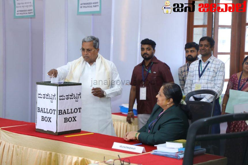ಅಡ್ಡ ಮತದಾನ ಬಿಜೆಪಿಯಲ್ಲಿ ಮಾತ್ರ ಸಾಧ್ಯ : ಕಾಂಗ್ರೆಸ್ ಅಭ್ಯರ್ಥಿಗಳ ಗೆಲುವು : ಸಿದ್ದರಾಮಯ್ಯ ಅಡ್ಡ ಮತದಾನ ಬಿಜೆಪಿಯಲ್ಲಿ ಮಾತ್ರ ಸಾಧ್ಯ : ಕಾಂಗ್ರೆಸ್ ಅಭ್ಯರ್ಥಿಗಳ ಗೆಲುವು : ಸಿದ್ದರಾಮಯ್ಯ