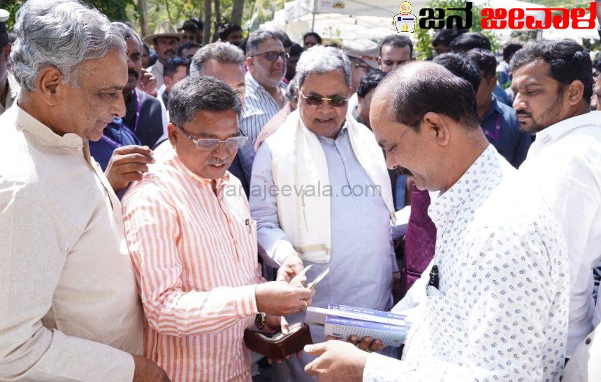 ಪುಸ್ತಕ ಓದುವ ಮೂಲಕ ಗಳಿಸುವ ಜ್ಞಾನಾರ್ಜನೆ ಹೆಚ್ಚು ಪರಿಣಾಮಕಾರಿ: ಸಿ.ಎಂ.ಸಿದ್ದರಾಮಯ್ಯ ಪುಸ್ತಕ ಓದುವ ಮೂಲಕ ಗಳಿಸುವ ಜ್ಞಾನಾರ್ಜನೆ ಹೆಚ್ಚು ಪರಿಣಾಮಕಾರಿ: ಸಿ.ಎಂ.ಸಿದ್ದರಾಮಯ್ಯ