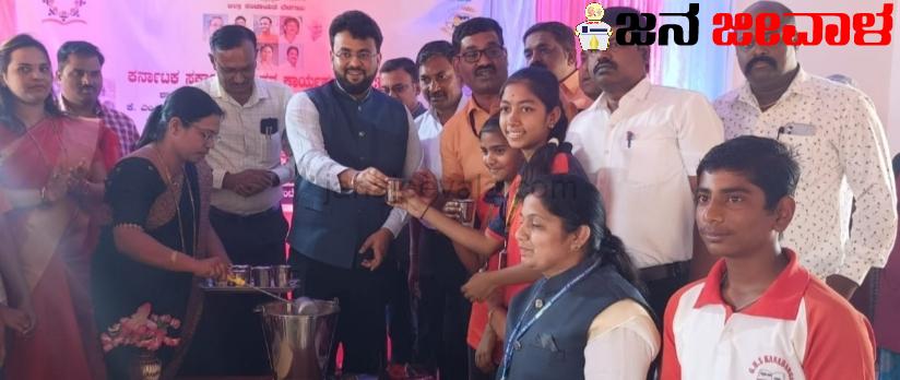 ಮಕ್ಕಳಿಗೆ ಮೊಟ್ಟೆ, ಬಾಳೆಹಣ್ಣು, ಶೇಂಗಾ ಚಿಕ್ಕಿ, ರಾಗಿ ಮಾಲ್ಟ್, ಬಿಸಿಯೂಟ ಮಕ್ಕಳ ಸದೃಢತೆ ಬೆಳವಣಿಗೆಯಲ್ಲಿ ಪ್ರಮುಖ ಪಾತ್ರ  ಮಕ್ಕಳಿಗೆ ಮೊಟ್ಟೆ, ಬಾಳೆಹಣ್ಣು, ಶೇಂಗಾ ಚಿಕ್ಕಿ, ರಾಗಿ ಮಾಲ್ಟ್, ಬಿಸಿಯೂಟ ಮಕ್ಕಳ ಸದೃಢತೆ ಬೆಳವಣಿಗೆಯಲ್ಲಿ ಪ್ರಮುಖ ಪಾತ್ರ