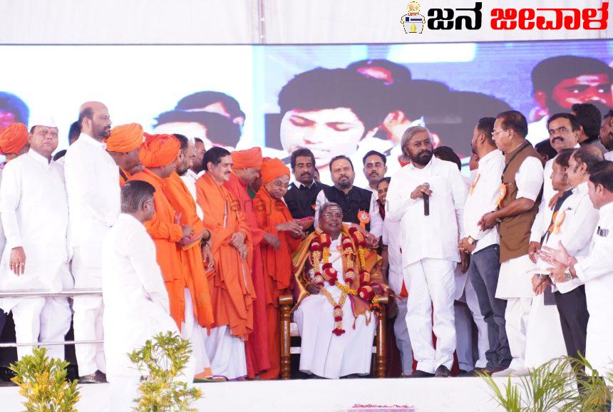 ಬಸವಣ್ಣನವರನ್ನು ಕರ್ನಾಟಕದ ಸಾಂಸ್ಕೃತಿಕ ನಾಯಕನೆಂದು ಘೋಷಿಸಿದ ಚಾರಿತ್ರಿಕ ಸಂಗತಿಗಾಗಿ 160 ಮಂದಿ ಶರಣ ಸ್ವಾಮೀಜಿಗಳು, ಗುರುಗಳು ಹಾಗೂ ವೀರಶೈವ- ಲಿಂಗಾಯತ ಮಠಾಧೀಶರ ನೇತೃತ್ವದಲ್ಲಿ ಮುಖ್ಯಮಂತ್ರಿಗಳಿಗೆ ಅಭೂತಪೂರ್ವ ಸನ್ಮಾನ ಬಸವಣ್ಣನವರನ್ನು ಕರ್ನಾಟಕದ ಸಾಂಸ್ಕೃತಿಕ ನಾಯಕನೆಂದು ಘೋಷಿಸಿದ ಚಾರಿತ್ರಿಕ ಸಂಗತಿಗಾಗಿ 160 ಮಂದಿ ಶರಣ ಸ್ವಾಮೀಜಿಗಳು, ಗುರುಗಳು ಹಾಗೂ ವೀರಶೈವ- ಲಿಂಗಾಯತ ಮಠಾಧೀಶರ ನೇತೃತ್ವದಲ್ಲಿ ಮುಖ್ಯಮಂತ್ರಿಗಳಿಗೆ ಅಭೂತಪೂರ್ವ ಸನ್ಮಾನ