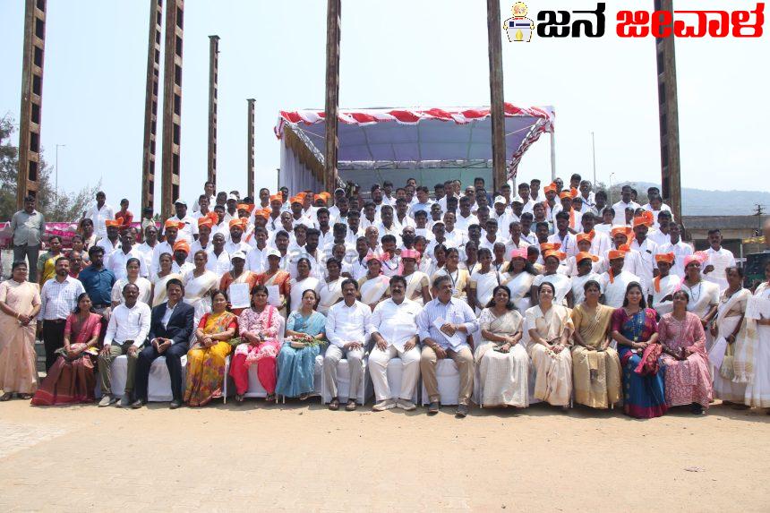 ಪೌರಕಾರ್ಮಿಕರ ಮೊಗದಲ್ಲಿ ಸಂತೃಪ್ತಿಯ ಭಾವ ಮೂಡಿಸಿದ ಖಾಯಂ ನೇಮಕಾತಿ ಆದೇಶ ಪೌರಕಾರ್ಮಿಕರ ಮೊಗದಲ್ಲಿ ಸಂತೃಪ್ತಿಯ ಭಾವ ಮೂಡಿಸಿದ ಖಾಯಂ ನೇಮಕಾತಿ ಆದೇಶ
