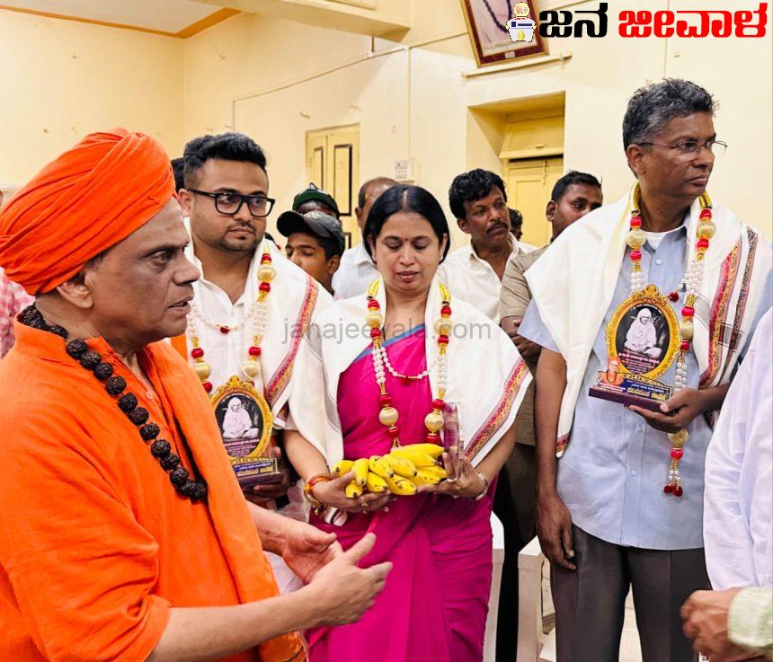 ಚನ್ನರಾಜ ಹಟ್ಟಿಹೊಳಿಗೆ ಮುರಗೋಡ ಮುಕುಟ ಪ್ರಶಸ್ತಿ ಚನ್ನರಾಜ ಹಟ್ಟಿಹೊಳಿಗೆ ಮುರಗೋಡ ಮುಕುಟ ಪ್ರಶಸ್ತಿ