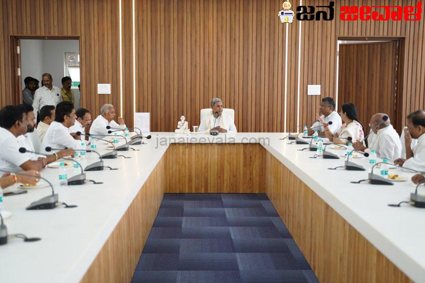 ನಾವು ನಡೆಸಿರುವ ಎಲ್ಲಾ ಸಮೀಕ್ಷೆಗಳಲ್ಲೂ ಬೆಳಗಾವಿಯಲ್ಲಿ ಉತ್ತಮ ಪ್ರತಿಕ್ರಿಯೆ ಬಂದಿದೆ. ಒಗ್ಗಟ್ಟಾಗಿ ಚುನಾವಣೆ ಮಾಡಿದರೆ ಗೆಲುವು ಖಚಿತ: ಸಿ.ಎಂ.ಸಿದ್ದರಾಮಯ್ಯ ನಾವು ನಡೆಸಿರುವ ಎಲ್ಲಾ ಸಮೀಕ್ಷೆಗಳಲ್ಲೂ ಬೆಳಗಾವಿಯಲ್ಲಿ ಉತ್ತಮ ಪ್ರತಿಕ್ರಿಯೆ ಬಂದಿದೆ. ಒಗ್ಗಟ್ಟಾಗಿ ಚುನಾವಣೆ ಮಾಡಿದರೆ ಗೆಲುವು ಖಚಿತ: ಸಿ.ಎಂ.ಸಿದ್ದರಾಮಯ್ಯ