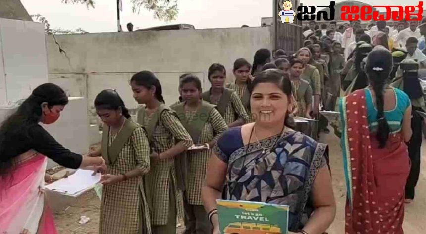 ಒಂದೇ ಪರೀಕ್ಷಾ ಕೇಂದ್ರದಲ್ಲಿ ಎಸ್ಎಸ್ಎಲ್ಸಿ ಪರೀಕ್ಷೆ ಬರೆದ ತಾಯಿ-ಮಗ ಒಂದೇ ಪರೀಕ್ಷಾ ಕೇಂದ್ರದಲ್ಲಿ ಎಸ್ಎಸ್ಎಲ್ಸಿ ಪರೀಕ್ಷೆ ಬರೆದ ತಾಯಿ-ಮಗ