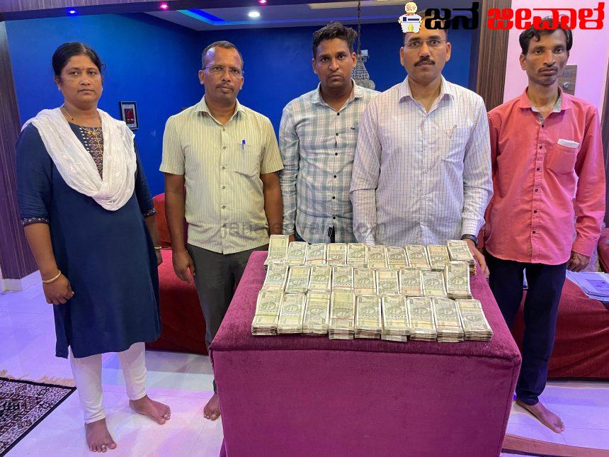 ಗ್ರಾಪಂ ಸದಸ್ಯರಿಂದ ಲಂಚ ಪಡೆಯುತ್ತಿದ್ದ ಲಂಚಬಾಕ ಅಧಿಕಾರಿ ಲೋಕಾಯುಕ್ತ ಬಲೆಗೆ ಗ್ರಾಪಂ ಸದಸ್ಯರಿಂದ ಲಂಚ ಪಡೆಯುತ್ತಿದ್ದ ಲಂಚಬಾಕ ಅಧಿಕಾರಿ ಲೋಕಾಯುಕ್ತ ಬಲೆಗೆ