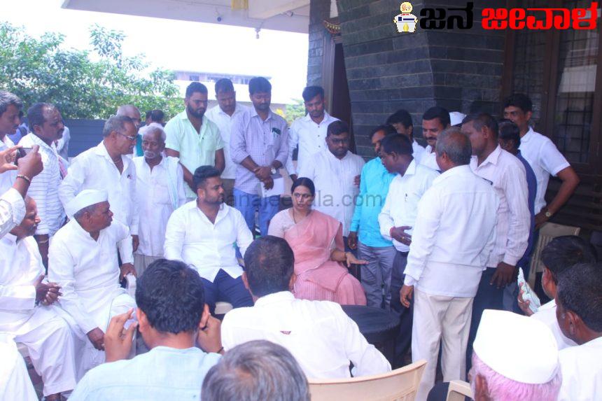 ಮನೆಗೆ ಆಗಮಿಸಿ ಮೃಣಾಲ್ ಗೆ ಬೆಂಬಲ ಸೂಚಿಸಿದ ಮುಖಂಡರು ಮನೆಗೆ ಆಗಮಿಸಿ ಮೃಣಾಲ್ ಗೆ ಬೆಂಬಲ ಸೂಚಿಸಿದ ಮುಖಂಡರು