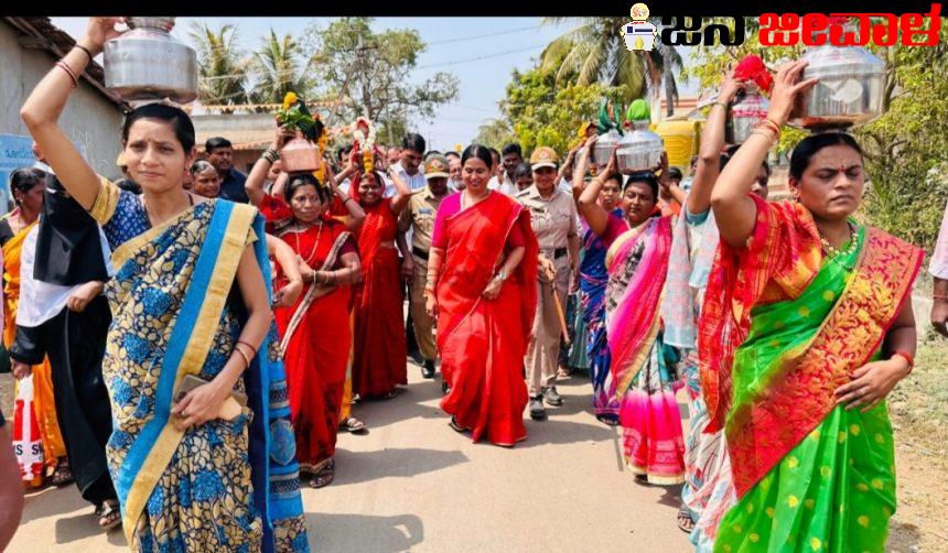 ಹಿರೇಬಾಗೇವಾಡಿಯಲ್ಲಿ ಗ್ಯಾರಂಟಿ ಸಮಾವೇಶ : ಹಸಿದ ಹೊಟ್ಟೆಗೆ ಅನ್ನ ಕೊಡುವ ಪುಣ್ಯದ ಕೆಲಸ ಕಾಂಗ್ರೆಸ್ ನಿಂದ – ಲಕ್ಷ್ಮೀ ಹೆಬ್ಬಾಳಕರ್ ಹಿರೇಬಾಗೇವಾಡಿಯಲ್ಲಿ ಗ್ಯಾರಂಟಿ ಸಮಾವೇಶ : ಹಸಿದ ಹೊಟ್ಟೆಗೆ ಅನ್ನ ಕೊಡುವ ಪುಣ್ಯದ ಕೆಲಸ ಕಾಂಗ್ರೆಸ್ ನಿಂದ – ಲಕ್ಷ್ಮೀ ಹೆಬ್ಬಾಳಕರ್