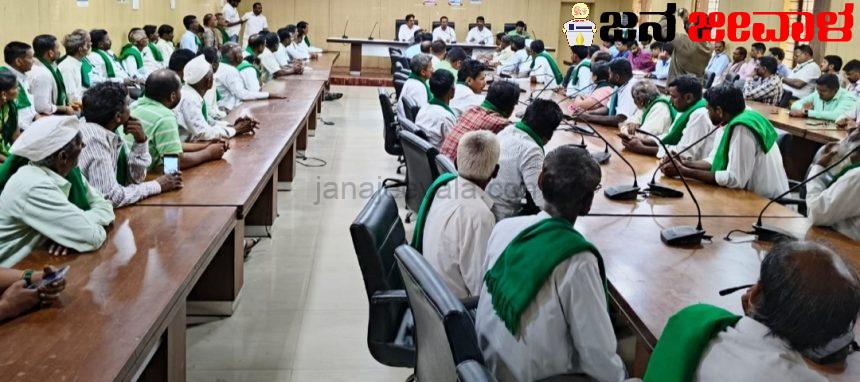 ಬರಗಾಲ-ರೈತರ ಸಾಲ ವಸೂಲಾತಿಗೆ ಬಲವಂತದ ಕ್ರಮ ಬೇಡ: ಸಚಿವ ಸತೀಶ ಜಾರಕಿಹೊಳಿ ಬರಗಾಲ-ರೈತರ ಸಾಲ ವಸೂಲಾತಿಗೆ ಬಲವಂತದ ಕ್ರಮ ಬೇಡ: ಸಚಿವ ಸತೀಶ ಜಾರಕಿಹೊಳಿ
