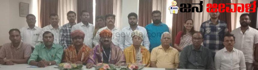 ಬೆಳಗಾವಿ ಸಂಪಾದಕರ ಸಭೆಯಲ್ಲಿ ರಾಜ್ಯ ಪದಾಧಿಕಾರಿಗಳ ಸನ್ಮಾನ ಬೆಳಗಾವಿ ಸಂಪಾದಕರ ಸಭೆಯಲ್ಲಿ ರಾಜ್ಯ ಪದಾಧಿಕಾರಿಗಳ ಸನ್ಮಾನ
