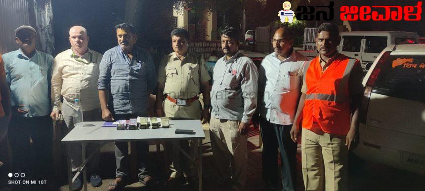 ಘಟಪ್ರಭಾ ಚೆಕ್ ಪೋಸ್ಟ್ ನಲ್ಲಿ ಲಕ್ಷಕ್ಕೂ ಅಧಿಕ ಹಣ ವಶ ಘಟಪ್ರಭಾ ಚೆಕ್ ಪೋಸ್ಟ್ ನಲ್ಲಿ ಲಕ್ಷಕ್ಕೂ ಅಧಿಕ ಹಣ ವಶ
