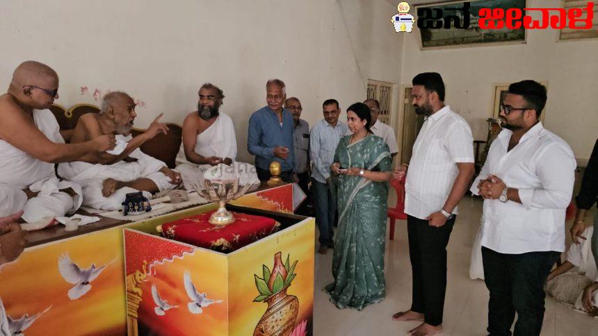ಜೈನ ಮುನಿಗಳ ಆಶೀರ್ವಾದ ಪಡೆದ ಮೃಣಾಲ ಹೆಬ್ಬಾಳಕರ್ ಜೈನ ಮುನಿಗಳ ಆಶೀರ್ವಾದ ಪಡೆದ ಮೃಣಾಲ ಹೆಬ್ಬಾಳಕರ್