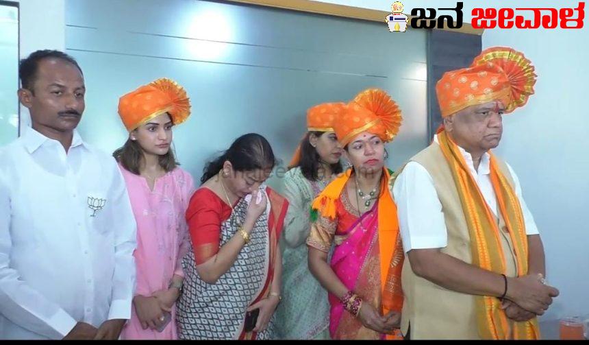 ಕಟ್ಟೆಯೊಡೆದ ಕಣ್ಣೀರು : ಸಂಸದೆ ಮಂಗಲಾ ಮನಕಲಕುವ ವಿಡಿಯೋ ಕಟ್ಟೆಯೊಡೆದ ಕಣ್ಣೀರು : ಸಂಸದೆ ಮಂಗಲಾ ಮನಕಲಕುವ ವಿಡಿಯೋ