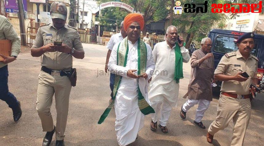 ಕೊನೆಗೂ ನಾಮಪತ್ರ ಸಲ್ಲಿಸಿದ ಸ್ವಾಮೀಜಿ ಕೊನೆಗೂ ನಾಮಪತ್ರ ಸಲ್ಲಿಸಿದ ಸ್ವಾಮೀಜಿ