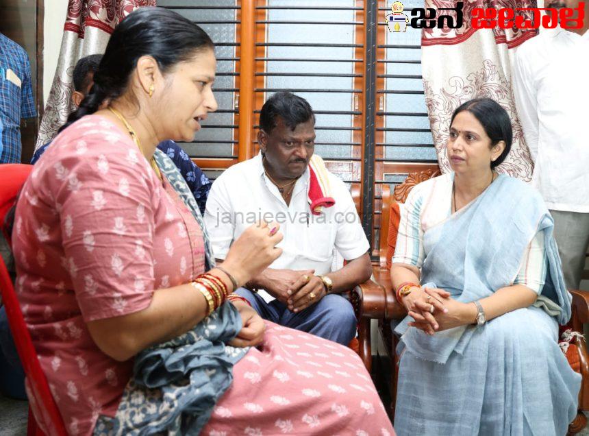 ನೇಹಾ ಕುಟುಂಬದವರನ್ನು ಭೇಟಿಯಾಗಿ ಸಾಂತ್ವನ ಹೇಳಿದ ಹೆಬ್ಬಾಳ್ಕರ್ ನೇಹಾ ಕುಟುಂಬದವರನ್ನು ಭೇಟಿಯಾಗಿ ಸಾಂತ್ವನ ಹೇಳಿದ ಹೆಬ್ಬಾಳ್ಕರ್