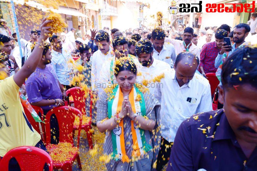 ಕಾಂಗ್ರೆಸ್ ಗ್ಯಾರಂಟಿಗಳಿಗೆ ಹಳ್ಳಿ ಹಳ್ಳಿಯಲ್ಲಿ ಜೈಕಾರ: ಸಚಿವೆ ಲಕ್ಷ್ಮೀ ಹೆಬ್ಬಾಳಕರ್ ಹೋದಲ್ಲೆಲ್ಲ ಮಮಕಾರ ಕಾಂಗ್ರೆಸ್ ಗ್ಯಾರಂಟಿಗಳಿಗೆ ಹಳ್ಳಿ ಹಳ್ಳಿಯಲ್ಲಿ ಜೈಕಾರ: ಸಚಿವೆ ಲಕ್ಷ್ಮೀ ಹೆಬ್ಬಾಳಕರ್ ಹೋದಲ್ಲೆಲ್ಲ ಮಮಕಾರ