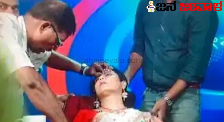 ಹವಾಮಾನ ವರದಿ ನೀಡುತ್ತಿರುವಾಗ ಲೈವ್ನಲ್ಲೇ ಕುಸಿದು ಬಿದ್ದ ದೂರದರ್ಶನ ವಾರ್ತಾ ವಾಚಕಿ ಹವಾಮಾನ ವರದಿ ನೀಡುತ್ತಿರುವಾಗ ಲೈವ್ನಲ್ಲೇ ಕುಸಿದು ಬಿದ್ದ ದೂರದರ್ಶನ ವಾರ್ತಾ ವಾಚಕಿ