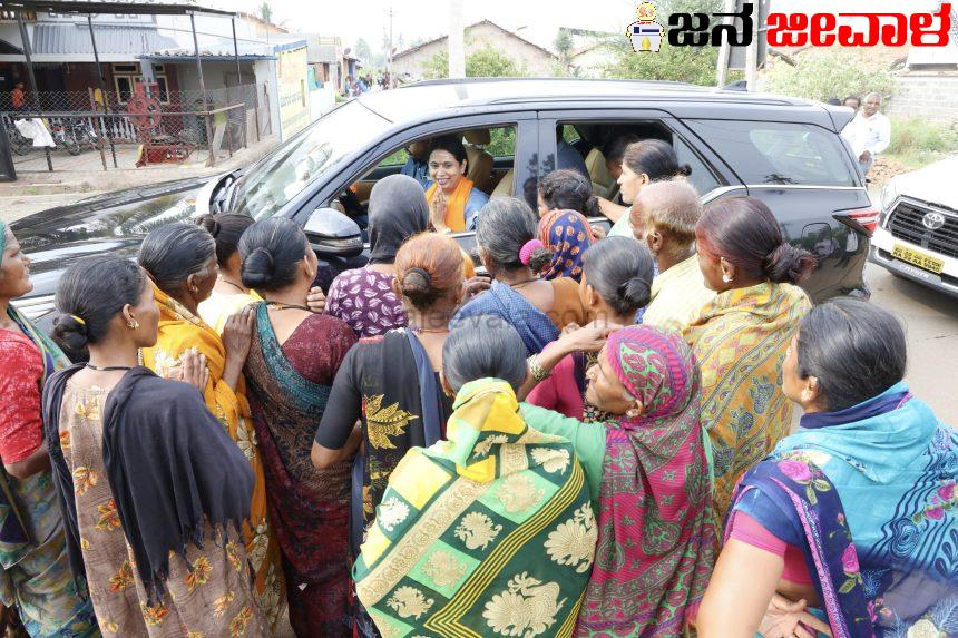 ನಿಮ್ಗೆ ವೋಟ್ ಹಾಕ್ದೆ ಇನ್ಯಾರಿಗೆ ಹಾಕಲಿ ಅವ್ವ, ನಿಮ್ಮ ಹೆಸರು ಹೇಳಿ ಊಟಾ ಮಾಡ್ತಾ ಇದ್ದೇವಿ ತಾಯಿ-ಗೃಹಲಕ್ಷ್ಮಿ ಫಲಾನುಭವಿಗಳಿಂದ ಸಚಿವೆ ಲಕ್ಷ್ಮೀ ಹೆಬ್ಬಾಳ್ಕರ್ ಗೆ ಅಭಯ