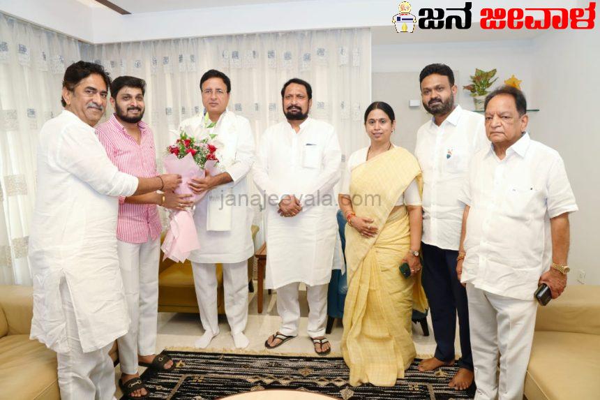 ಲಕ್ಷ್ಮಣ ಸವದಿ ಅವರ ನಿವಾಸಕ್ಕೆ ಆಗಮಿಸಿದ ಕಾಂಗ್ರೆಸ್ ವರಿಷ್ಠ ನಾಯಕ ಲಕ್ಷ್ಮಣ ಸವದಿ ಅವರ ನಿವಾಸಕ್ಕೆ ಆಗಮಿಸಿದ ಕಾಂಗ್ರೆಸ್ ವರಿಷ್ಠ ನಾಯಕ