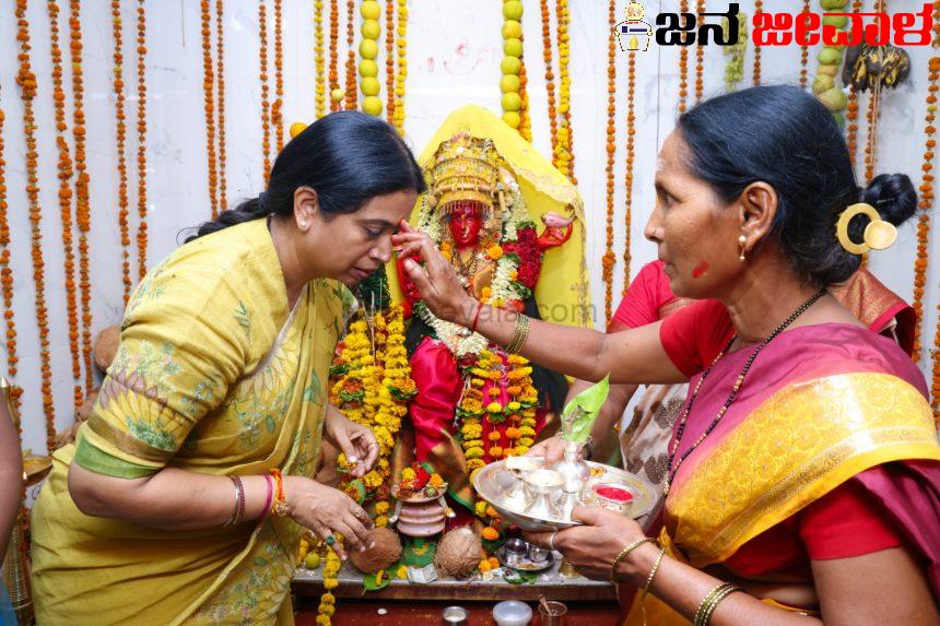 ವಿವಿಧೆಡೆ ಸಚಿವೆ ಲಕ್ಷ್ಮೀ ಹೆಬ್ಬಾಳಕರ್ ಪ್ರಚಾರ: ಎಲ್ಲೆಡೆ ಭಾರೀ ಬೆಂಬಲ ವಿವಿಧೆಡೆ ಸಚಿವೆ ಲಕ್ಷ್ಮೀ ಹೆಬ್ಬಾಳಕರ್ ಪ್ರಚಾರ: ಎಲ್ಲೆಡೆ ಭಾರೀ ಬೆಂಬಲ