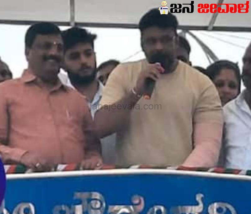 ನಟ ದರ್ಶನ್ ಇದ್ದ ಪ್ರಚಾರ ವಾಹನಕ್ಕೆ ವಿದ್ಯುತ್ ಸ್ಪರ್ಶ; ತಪ್ಪಿದ ದೊಡ್ಡ ಅನಾಹುತ ನಟ ದರ್ಶನ್ ಇದ್ದ ಪ್ರಚಾರ ವಾಹನಕ್ಕೆ ವಿದ್ಯುತ್ ಸ್ಪರ್ಶ; ತಪ್ಪಿದ ದೊಡ್ಡ ಅನಾಹುತ