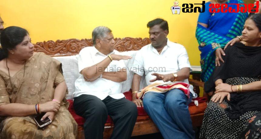 ನೇಹಾ ಮನೆಗೆ ಭೇಟಿ ನೀಡಿ, ಪೋಷಕರಿಗೆ ಧೈರ್ಯ ತುಂಬಿದ ಜಗದೀಶ್ ಶೆಟ್ಟರ್ ನೇಹಾ ಮನೆಗೆ ಭೇಟಿ ನೀಡಿ, ಪೋಷಕರಿಗೆ ಧೈರ್ಯ ತುಂಬಿದ ಜಗದೀಶ್ ಶೆಟ್ಟರ್
