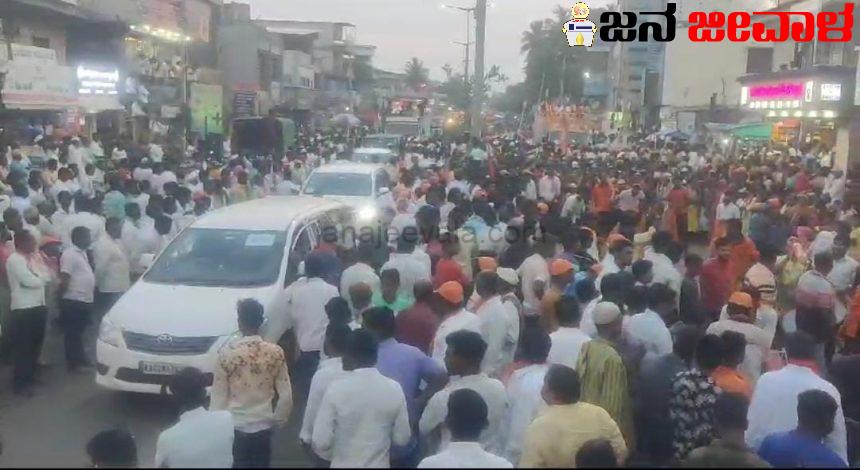 ಮೂಡಲಗಿಯಲ್ಲಿ ಬೃಹತ್ ರೋಡ್ ಶೋ- ಜಗದೀಶ್ ಶೆಟ್ಟರ್ ಶಕ್ತಿ ಪ್ರದರ್ಶನ :  ಬೆಳಗಾವಿಯನ್ನು 2 ನೇ ರಾಜಧಾನಿಯನ್ನಾಗಿಸುವ ಪ್ರಮಾಣ ಮಾಡಿದ ಶೆಟ್ಟರ್ ಮೂಡಲಗಿಯಲ್ಲಿ ಬೃಹತ್ ರೋಡ್ ಶೋ- ಜಗದೀಶ್ ಶೆಟ್ಟರ್ ಶಕ್ತಿ ಪ್ರದರ್ಶನ :  ಬೆಳಗಾವಿಯನ್ನು 2 ನೇ ರಾಜಧಾನಿಯನ್ನಾಗಿಸುವ ಪ್ರಮಾಣ ಮಾಡಿದ ಶೆಟ್ಟರ್