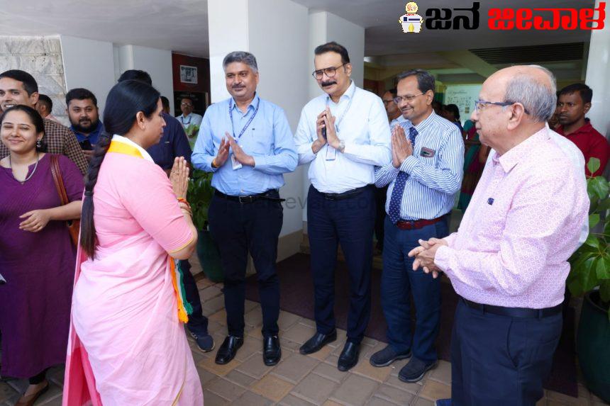 ಕೆಎಲ್ಇ ವಿಶ್ವವಿದ್ಯಾಲಯದ ಅಭಿವೃದ್ಧಿಯಲ್ಲಿ ಕಾಂಗ್ರೆಸ್ ಕೊಡುಗೆ ಅಪಾರ: ಲಕ್ಷ್ಮೀ ಹೆಬ್ಬಾಳಕರ್-ಕೆಎಲ್ಇ ಜೆಎನ್ಎಂ ಕಾಲೇಜಿನಲ್ಲಿ ಕಾಂಗ್ರೆಸ್ ಮತ ಬೇಟೆ ಕೆಎಲ್ಇ ವಿಶ್ವವಿದ್ಯಾಲಯದ ಅಭಿವೃದ್ಧಿಯಲ್ಲಿ ಕಾಂಗ್ರೆಸ್ ಕೊಡುಗೆ ಅಪಾರ: ಲಕ್ಷ್ಮೀ ಹೆಬ್ಬಾಳಕರ್-ಕೆಎಲ್ಇ ಜೆಎನ್ಎಂ ಕಾಲೇಜಿನಲ್ಲಿ ಕಾಂಗ್ರೆಸ್ ಮತ ಬೇಟೆ