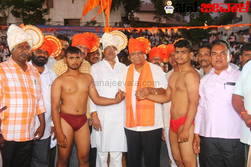 ಜಾತ್ರೆಯಲ್ಲಿ ಭಾಗಿಯಾಗಿ ಕುಸ್ತಿ ಪಂದ್ಯ ವೀಕ್ಷಿಸಿದ ಜಗದೀಶ ಶೆಟ್ಟರ್ ಜಾತ್ರೆಯಲ್ಲಿ ಭಾಗಿಯಾಗಿ ಕುಸ್ತಿ ಪಂದ್ಯ ವೀಕ್ಷಿಸಿದ ಜಗದೀಶ ಶೆಟ್ಟರ್
