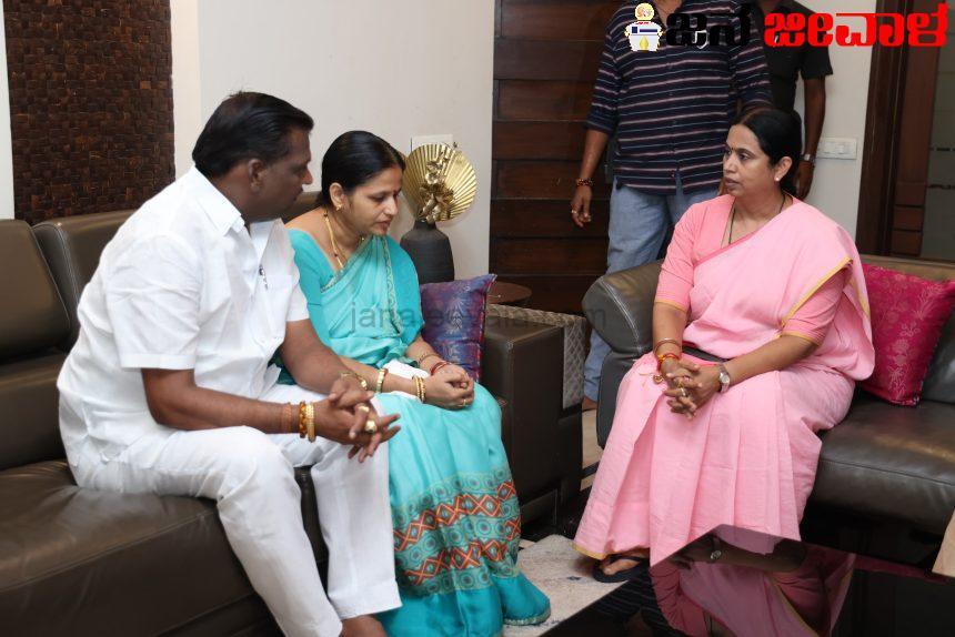 ಲಕ್ಷ್ಮೀ ಹೆಬ್ಬಾಳಕರ್ ಮನೆವರೆಗೂ ಬಂದು ಕೃತಜ್ಞತೆ ಸಲ್ಲಿಸಿದ ನೇಹಾ ಹಿರೇಮಠ ತಂದೆ-ತಾಯಿ ಲಕ್ಷ್ಮೀ ಹೆಬ್ಬಾಳಕರ್ ಮನೆವರೆಗೂ ಬಂದು ಕೃತಜ್ಞತೆ ಸಲ್ಲಿಸಿದ ನೇಹಾ ಹಿರೇಮಠ ತಂದೆ-ತಾಯಿ