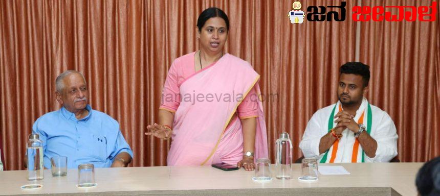 ಬೆಳಗಾವಿ ಕೈಗಾರಿಕೋದ್ಯಮಿಗಳ ಜೊತೆ ಲಕ್ಷ್ಮೀ ಹೆಬ್ಬಾಳಕರ್, ಮೃಣಾಲ ಹೆಬ್ಬಾಳಕರ್ ಸಮಾಲೋಚನೆ ಬೆಳಗಾವಿ ಕೈಗಾರಿಕೋದ್ಯಮಿಗಳ ಜೊತೆ ಲಕ್ಷ್ಮೀ ಹೆಬ್ಬಾಳಕರ್, ಮೃಣಾಲ ಹೆಬ್ಬಾಳಕರ್ ಸಮಾಲೋಚನೆ