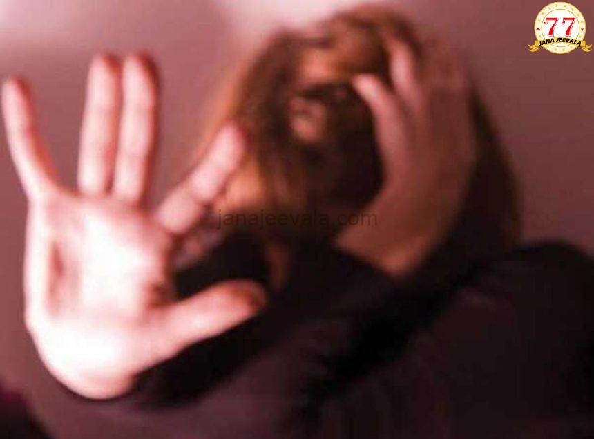 ವಾಯ್ಸ್ ಚೇಂಜಿಂಗ್ ಆ್ಯಪ್’ ಬಳಸಿ ‘ಮಹಿಳಾ ಪ್ರೊಫೆಸರ್ʼ ಎಂದು ಪೋಸ್ ನೀಡಿ 7 ಹುಡುಗಿಯರ ಮೇಲೆ ಅತ್ಯಾಚಾರ ವಾಯ್ಸ್ ಚೇಂಜಿಂಗ್ ಆ್ಯಪ್’ ಬಳಸಿ ‘ಮಹಿಳಾ ಪ್ರೊಫೆಸರ್ʼ ಎಂದು ಪೋಸ್ ನೀಡಿ 7 ಹುಡುಗಿಯರ ಮೇಲೆ ಅತ್ಯಾಚಾರ