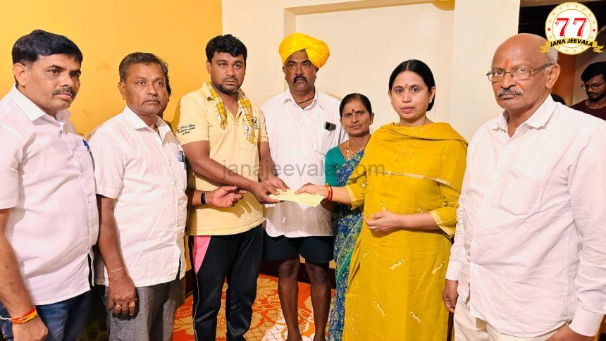 ಸಿಲಿಂಡರ್ ಸ್ಫೋಟಗೊಂಡು ದಂಪತಿ ಸಾವು ಕೇಸ್: ಮೃತರ ಕುಟುಂಬದವರನ್ನು ಭೇಟಿಯಾಗಿ ಸಾಂತ್ವನ ಹೇಳಿದ ಸಚಿವೆ ಲಕ್ಷ್ಮೀ ಹೆಬ್ಬಾಳ್ಕರ್ ಸಿಲಿಂಡರ್ ಸ್ಫೋಟಗೊಂಡು ದಂಪತಿ ಸಾವು ಕೇಸ್: ಮೃತರ ಕುಟುಂಬದವರನ್ನು ಭೇಟಿಯಾಗಿ ಸಾಂತ್ವನ ಹೇಳಿದ ಸಚಿವೆ ಲಕ್ಷ್ಮೀ ಹೆಬ್ಬಾಳ್ಕರ್