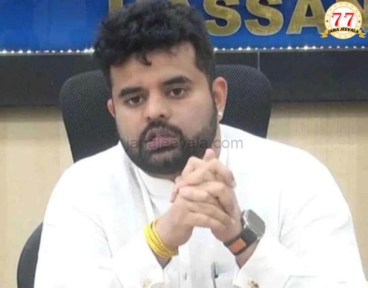 ಕೊನೆಗೂ ಸಂಸದ ಪ್ರಜ್ವಲ್ ರೇವಣ್ಣ ಪ್ರತ್ಯಕ್ಷ, ತಂದೆ-ತಾಯಿ ಕ್ಷಮೆ ಕೋರಿಕೆ ಕೊನೆಗೂ ಸಂಸದ ಪ್ರಜ್ವಲ್ ರೇವಣ್ಣ ಪ್ರತ್ಯಕ್ಷ, ತಂದೆ-ತಾಯಿ ಕ್ಷಮೆ ಕೋರಿಕೆ