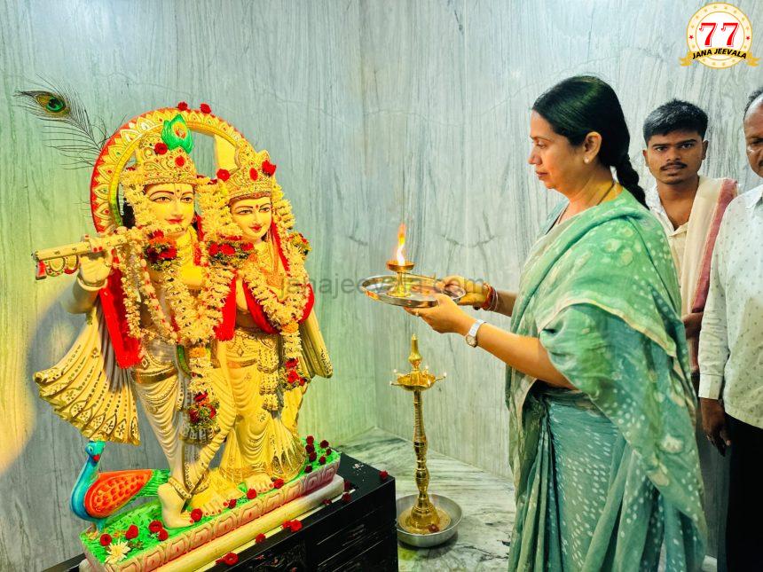 ಮಂಡಲ ಪೂಜೆಯಲ್ಲಿ ಪಾಲ್ಗೊಂಡ ಸಚಿವೆ ಲಕ್ಷ್ಮೀ ಹೆಬ್ಬಾಳಕರ್ ಮಂಡಲ ಪೂಜೆಯಲ್ಲಿ ಪಾಲ್ಗೊಂಡ ಸಚಿವೆ ಲಕ್ಷ್ಮೀ ಹೆಬ್ಬಾಳಕರ್