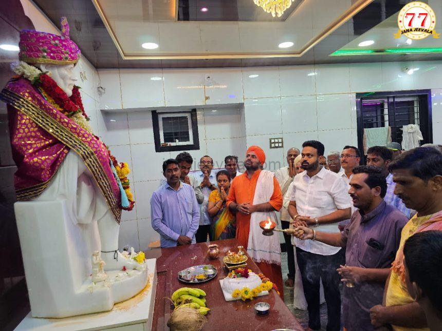 ಮಂಡಲ ಪೂಜಾ ಕಾರ್ಯಕ್ರಮದಲ್ಲಿ ಭಾಗಿಯಾದ ಮೇಲ್ಮನೆ ಸದಸ್ಯ ಚನ್ನರಾಜ ಹಟ್ಟಿಹೊಳಿ ಮಂಡಲ ಪೂಜಾ ಕಾರ್ಯಕ್ರಮದಲ್ಲಿ ಭಾಗಿಯಾದ ಮೇಲ್ಮನೆ ಸದಸ್ಯ ಚನ್ನರಾಜ ಹಟ್ಟಿಹೊಳಿ