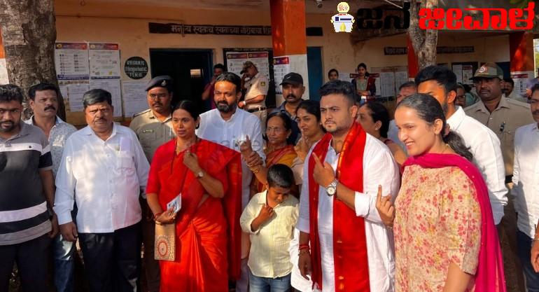 ಈ ಬಾರಿ ಜಿಲ್ಲೆಯಲ್ಲಿ ಬದಲಾವಣೆ ಗ್ಯಾರಂಟಿ…! ಕುಟುಂಬ ಸಮೇತ ಬಂದು ಮತ ಚಲಾಯಿಸಿದ ಸಚಿವೆ ಲಕ್ಷ್ಮೀ ಹೆಬ್ಬಾಳಕರ ಈ ಬಾರಿ ಜಿಲ್ಲೆಯಲ್ಲಿ ಬದಲಾವಣೆ ಗ್ಯಾರಂಟಿ…! ಕುಟುಂಬ ಸಮೇತ ಬಂದು ಮತ ಚಲಾಯಿಸಿದ ಸಚಿವೆ ಲಕ್ಷ್ಮೀ ಹೆಬ್ಬಾಳಕರ