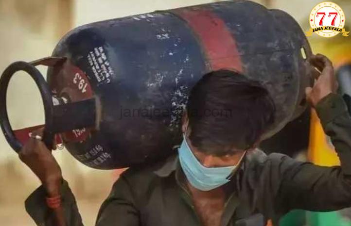 ಎಲ್ಪಿಜಿ ಗ್ರಾಹಕರಿಗೆ ಗುಡ್ನ್ಯೂಸ್; ಕಮರ್ಷಿಯಲ್ ಅಡುಗೆ ಅನಿಲ ದರ ಇಳಿಕೆ ಎಲ್ಪಿಜಿ ಗ್ರಾಹಕರಿಗೆ ಗುಡ್ನ್ಯೂಸ್; ಕಮರ್ಷಿಯಲ್ ಅಡುಗೆ ಅನಿಲ ದರ ಇಳಿಕೆ