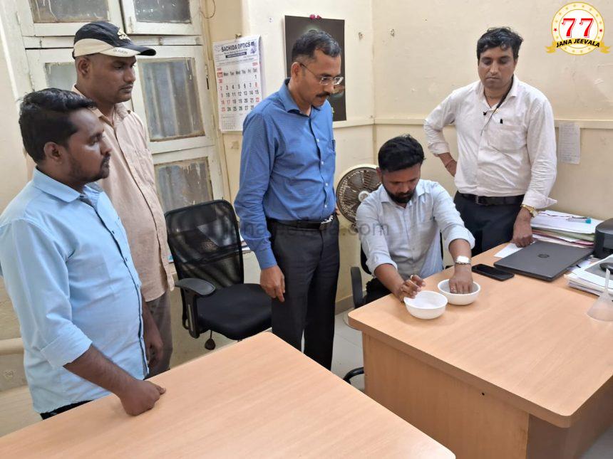 THO ಕಚೇರಿ ಲೀಗಲ್ ಕಳ್ಳಾಟ: ಡಾ. ಸಂಜಯ ಡುಮ್ಮಗೋಳ ಸಹಾಯಕ ಶಂಭು ರಾಚನ್ನವರ ಲೋಕಾ ಬಲೆಗೆ THO ಕಚೇರಿ ಲೀಗಲ್ ಕಳ್ಳಾಟ: ಡಾ. ಸಂಜಯ ಡುಮ್ಮಗೋಳ ಸಹಾಯಕ ಶಂಭು ರಾಚನ್ನವರ ಲೋಕಾ ಬಲೆಗೆ