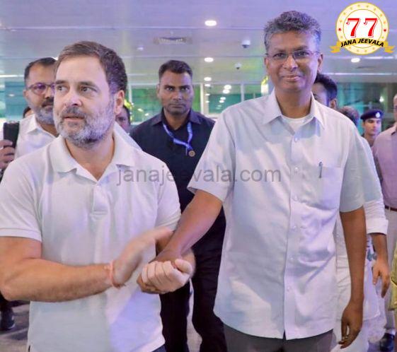 ಸಚಿವ ಸತೀಶ ಜಾರಕಿಹೊಳಿ ಕೈ ಹಿಡಿದು ನಡೆದ ರಾಹುಲ್ ಗಾಂಧಿ ಸಚಿವ ಸತೀಶ ಜಾರಕಿಹೊಳಿ ಕೈ ಹಿಡಿದು ನಡೆದ ರಾಹುಲ್ ಗಾಂಧಿ