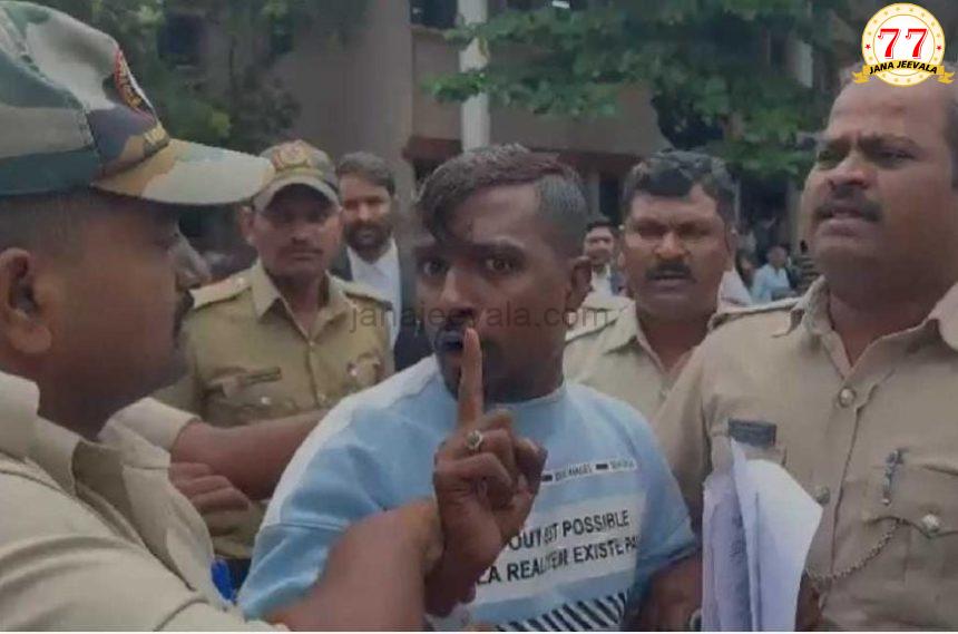 ಬೆಳಗಾವಿಯಲ್ಲಿ ಪಾಕಿಸ್ತಾನ ಜಿಂದಾಬಾದ್ ಎಂದ ಕೂಗಿದ ಕೈದಿಗೆ ಧರ್ಮದೇಟು ಬೆಳಗಾವಿಯಲ್ಲಿ ಪಾಕಿಸ್ತಾನ ಜಿಂದಾಬಾದ್ ಎಂದ ಕೂಗಿದ ಕೈದಿಗೆ ಧರ್ಮದೇಟು